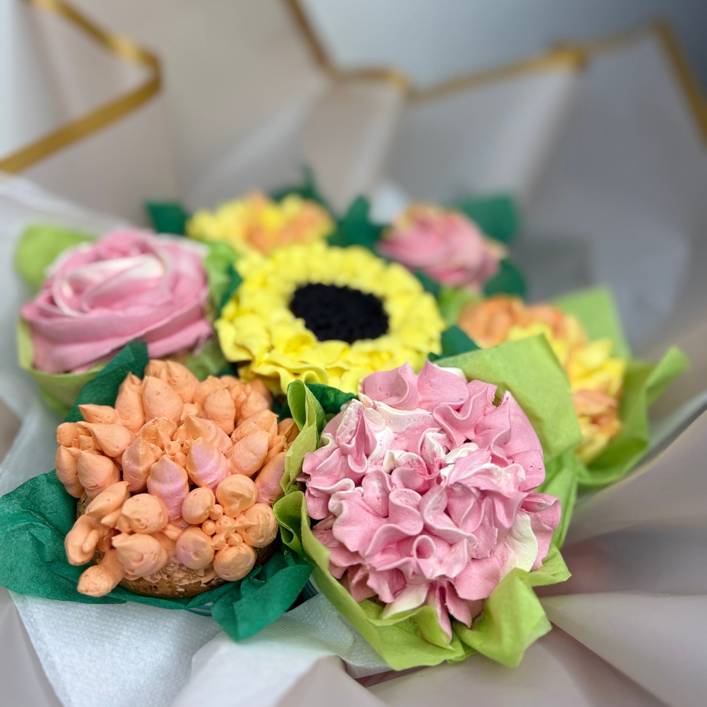 Bouquet de cupcakes en forme de fleur à offrir pour les fêtes des mères ou bien d'autres occasions. La Pâtisserie de Brunette. Retrait à Argenteuil.